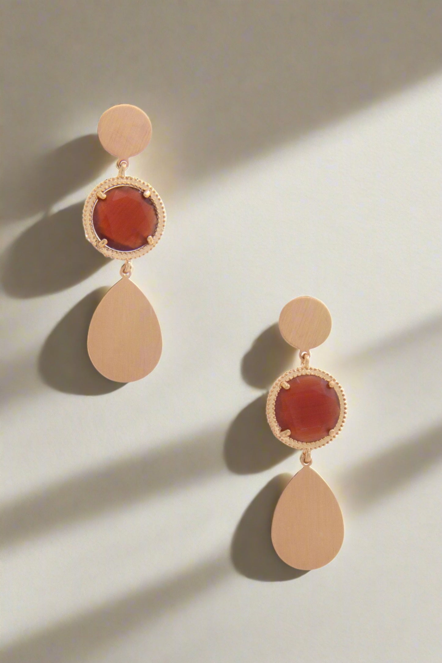 Boucle d'oreille pendante en forme de larme avec pierre précieuse ronde