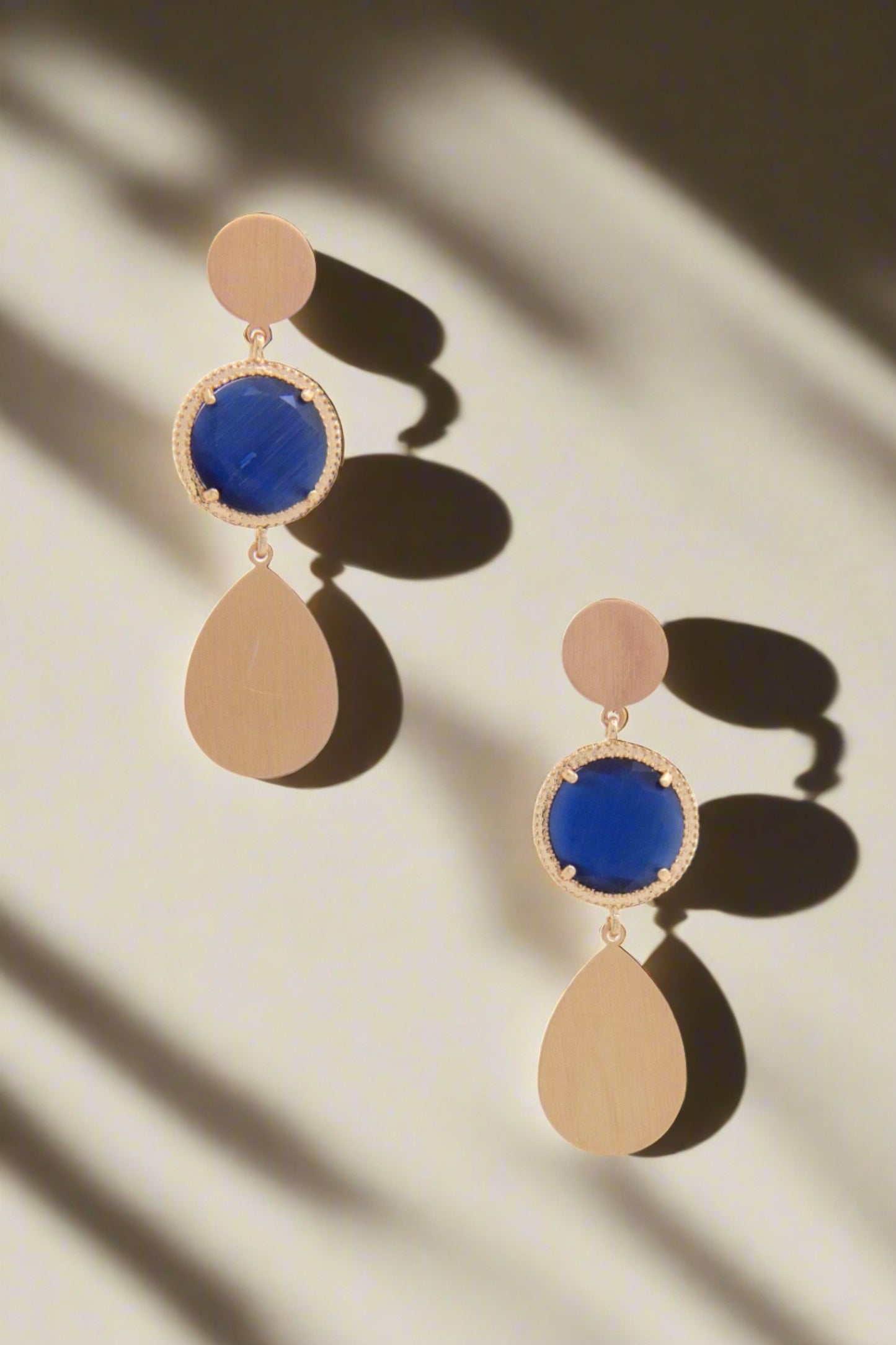 Boucle d'oreille pendante en forme de larme avec pierre précieuse ronde