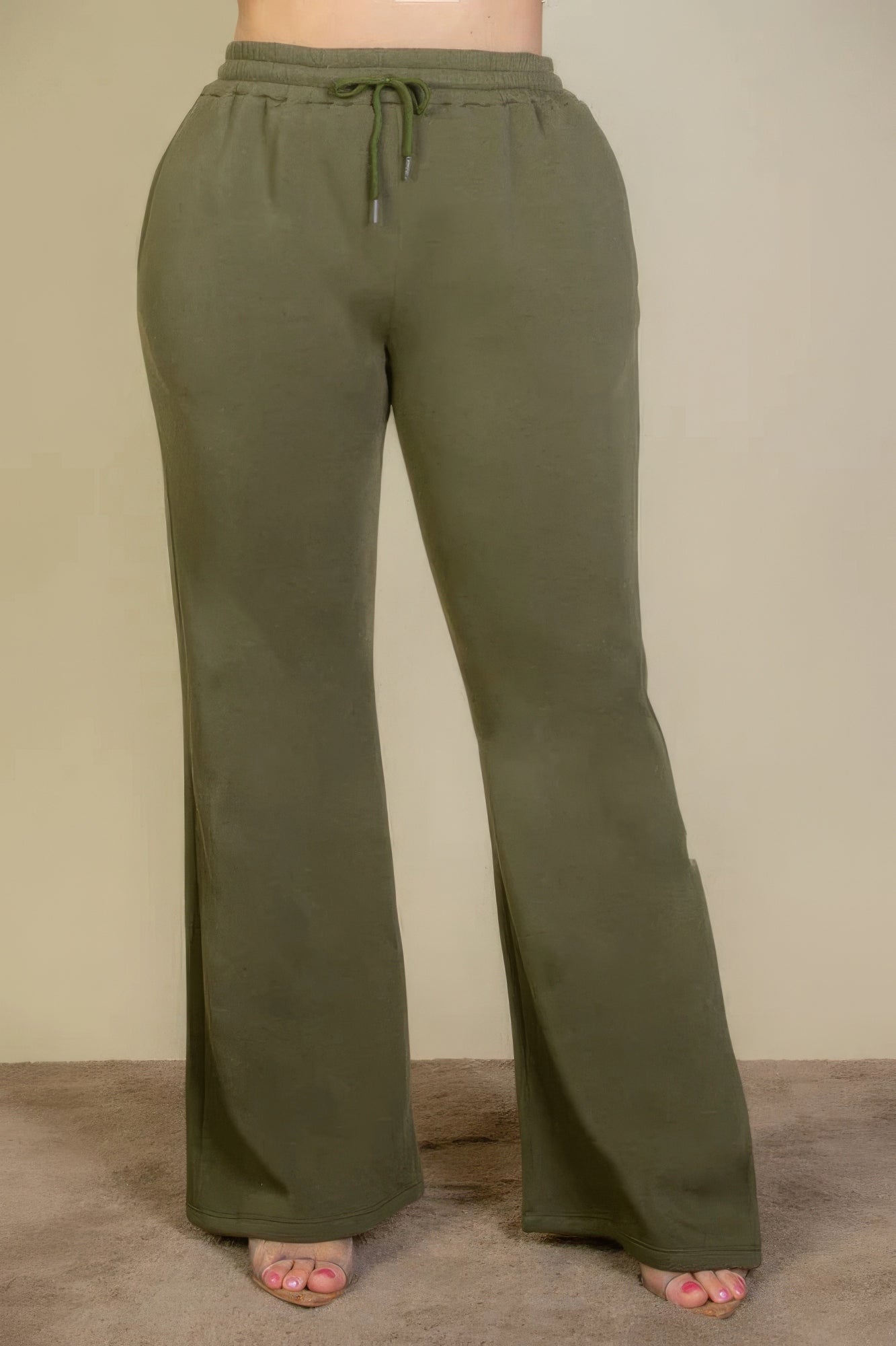 Pantalones deportivos con bolsillos inclinados y cintura con cordón ajustable de talla grande