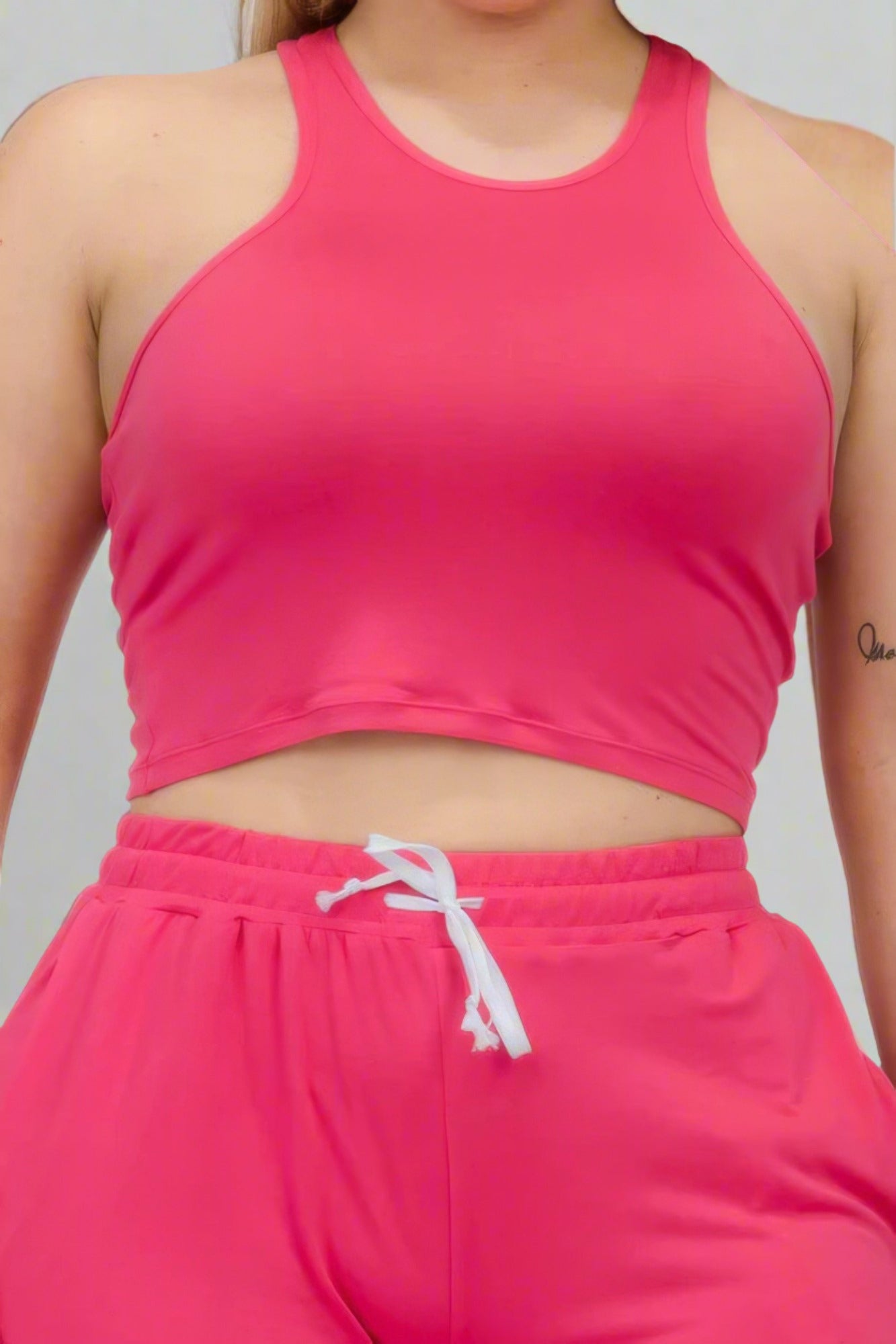 Conjunto de camiseta sin mangas corta y pantalones fruncidos de talla grande