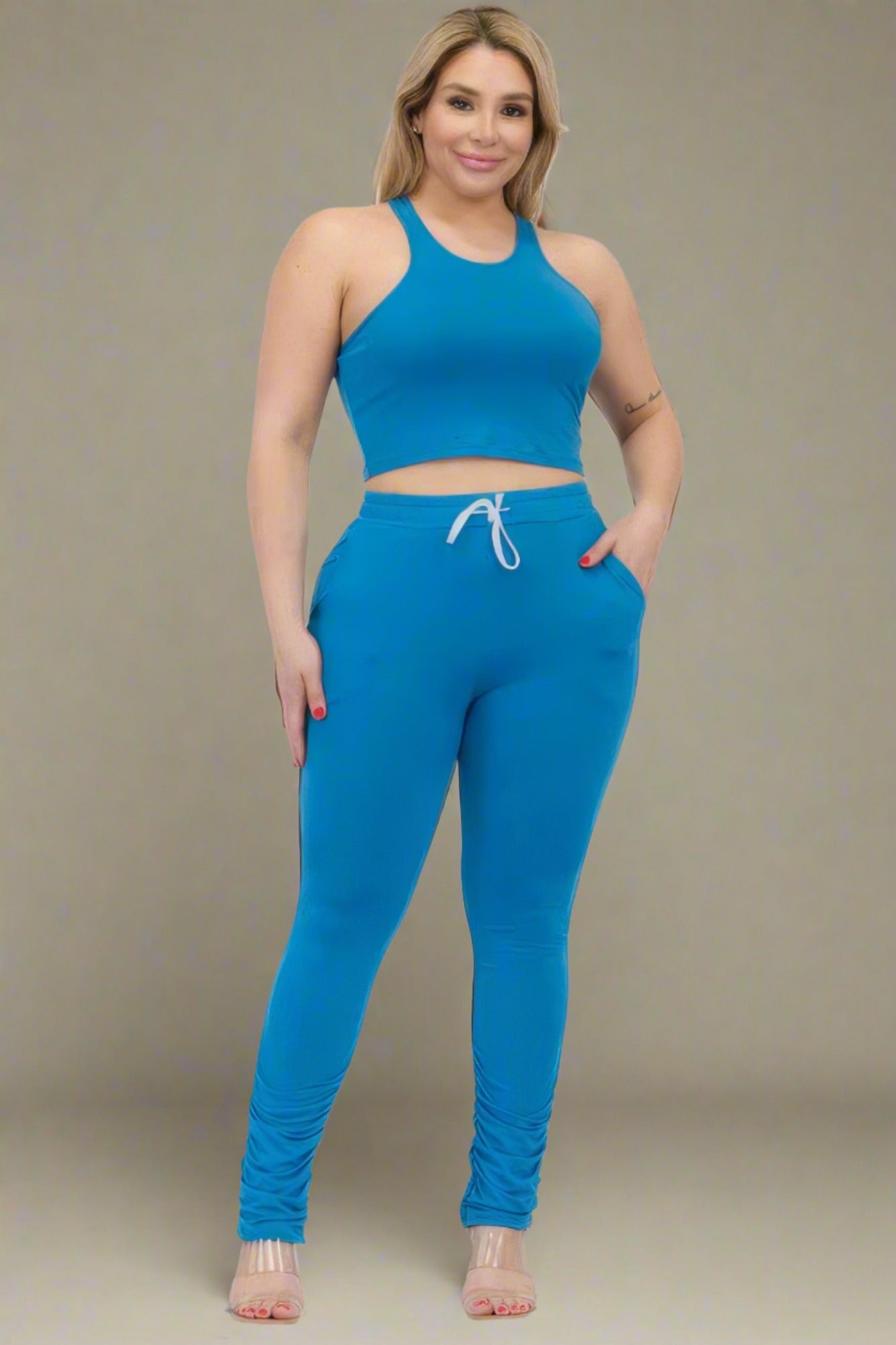 Conjunto de camiseta sin mangas corta y pantalones fruncidos de talla grande