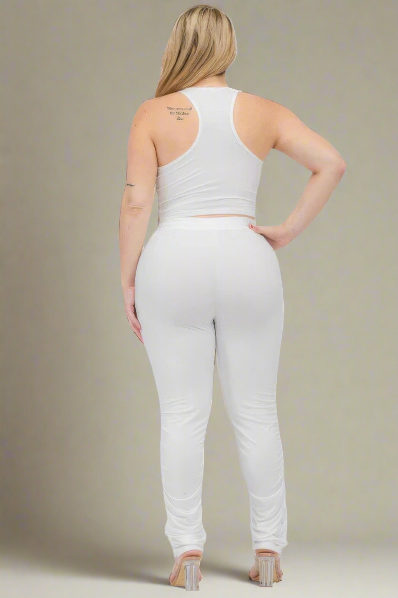 Conjunto de camiseta sin mangas corta y pantalones fruncidos de talla grande