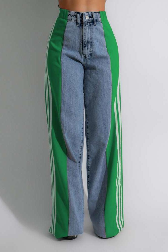 Jean large à rayures et blocs de couleurs en denim