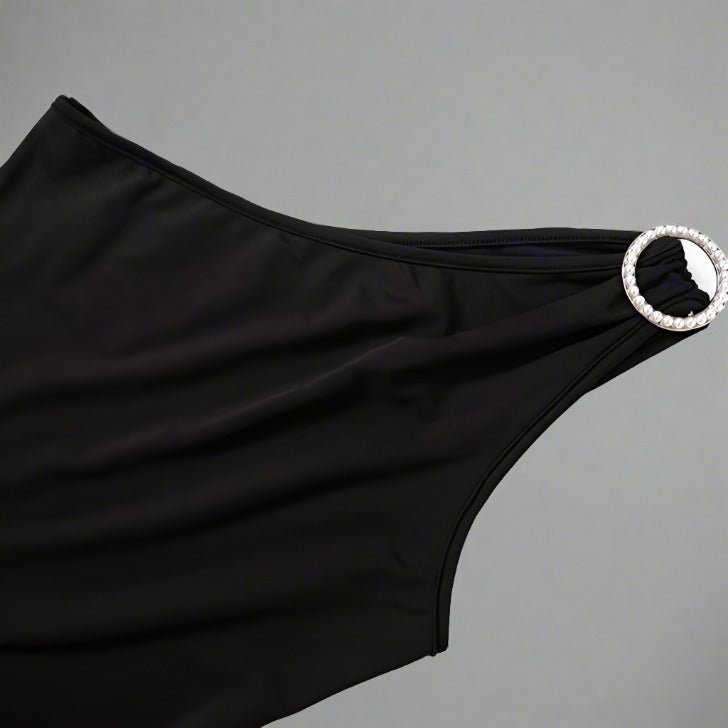 Vestido sin mangas con un solo hombro y dobladillo dividido con parches