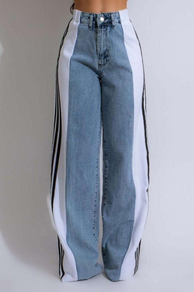 Jean large à rayures et blocs de couleurs en denim