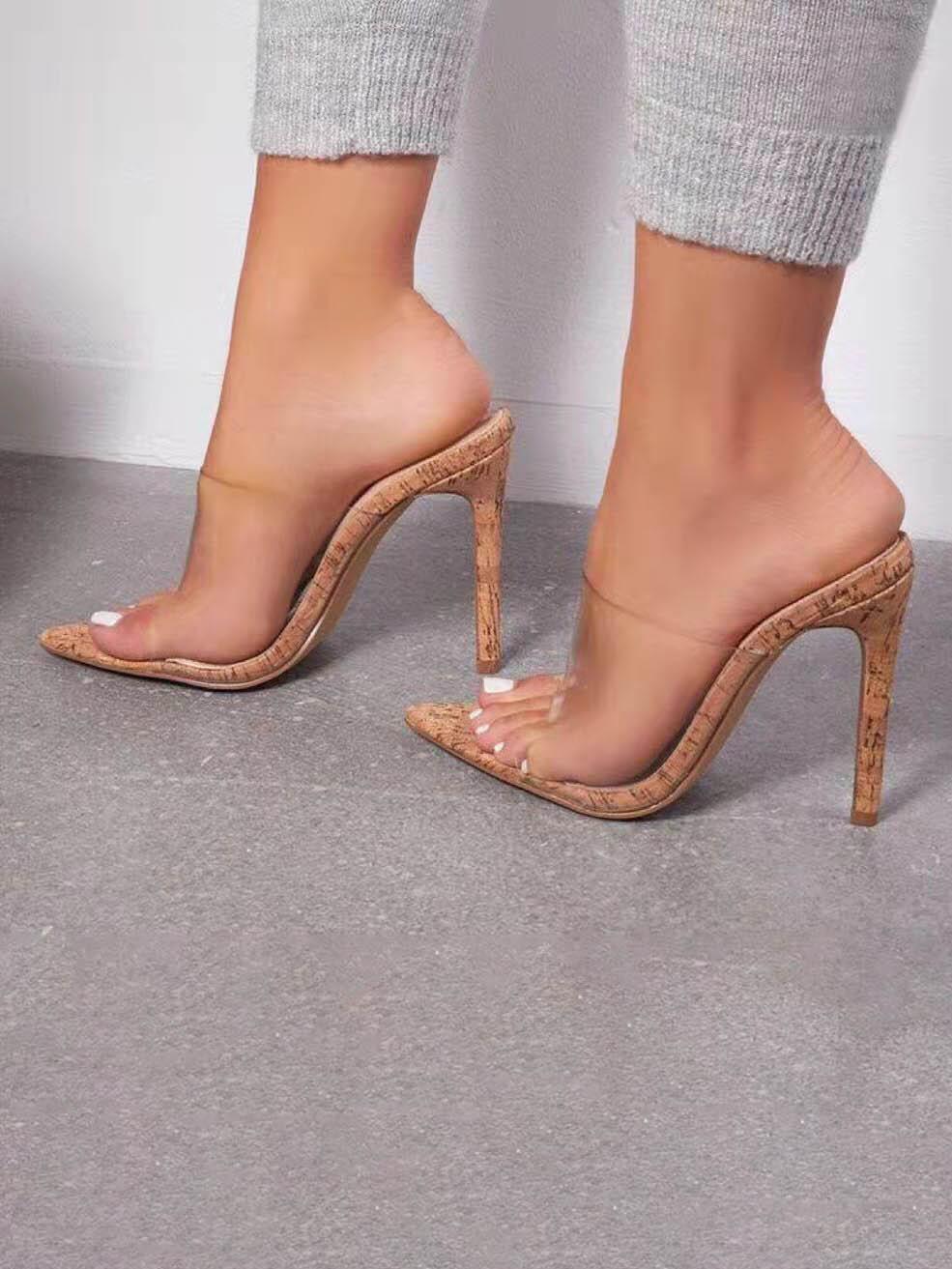 Tacones de madera transparentes con punta puntiaguda