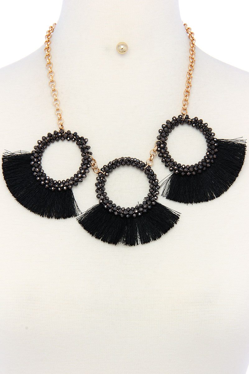 Ensemble collier et boucles d'oreilles tendance et élégant