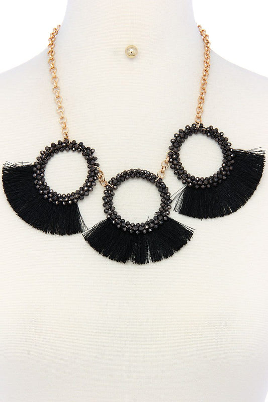 Conjunto de collar y pendientes elegantes y de moda.