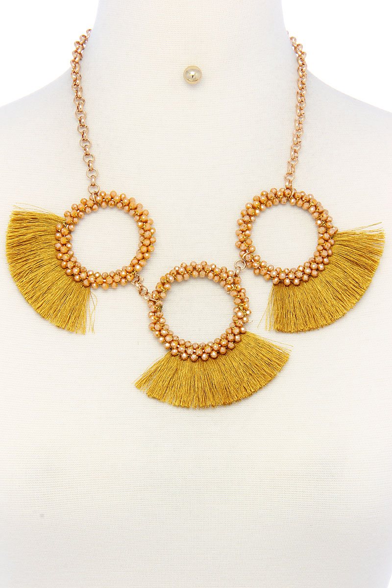Ensemble collier et boucles d'oreilles tendance et élégant