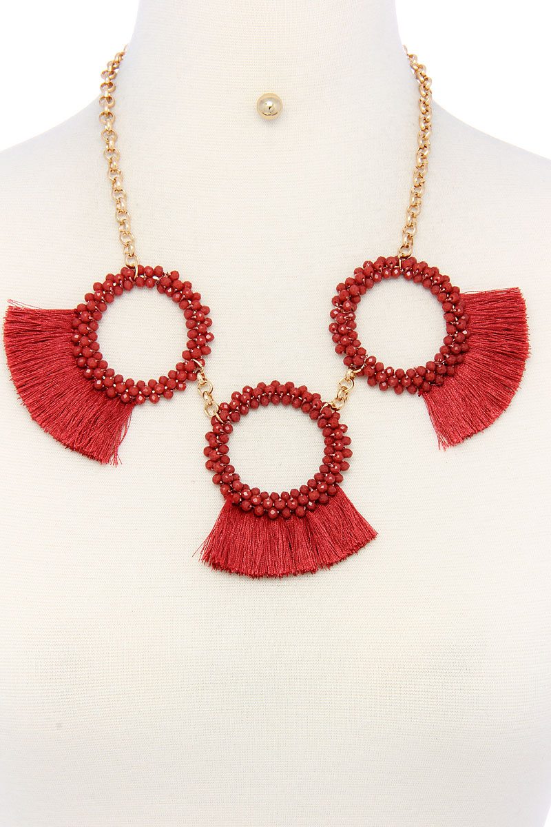 Ensemble collier et boucles d'oreilles tendance et élégant