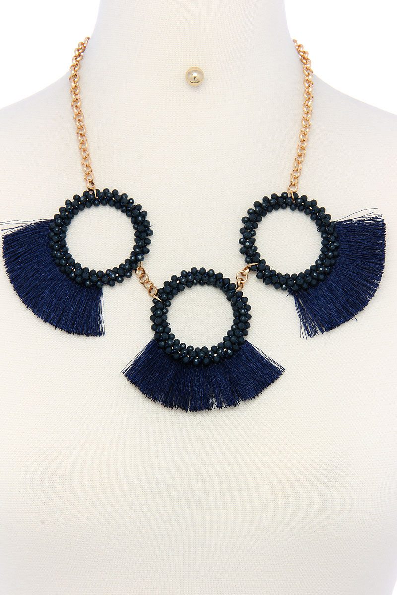 Ensemble collier et boucles d'oreilles tendance et élégant