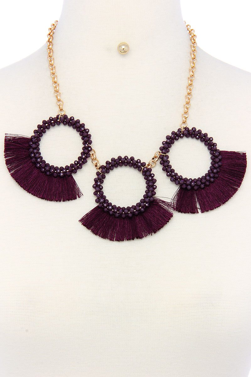 Ensemble collier et boucles d'oreilles tendance et élégant