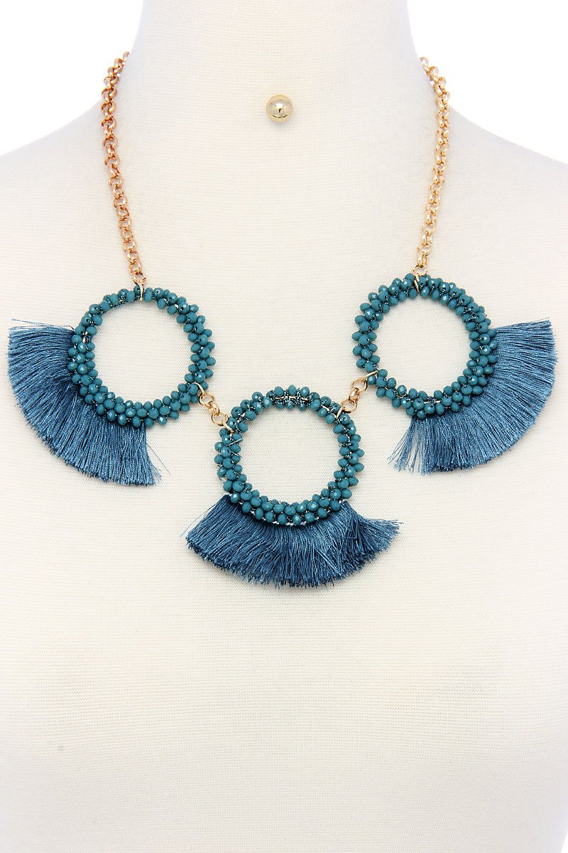 Ensemble collier et boucles d'oreilles tendance et élégant