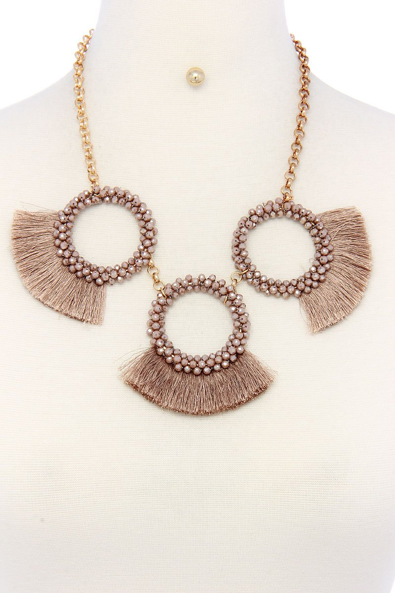 Ensemble collier et boucles d'oreilles tendance et élégant