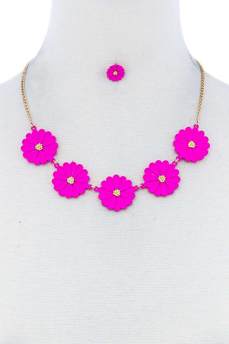 Ensemble collier et boucles d'oreilles à fleurs tendres et mignonnes à la mode