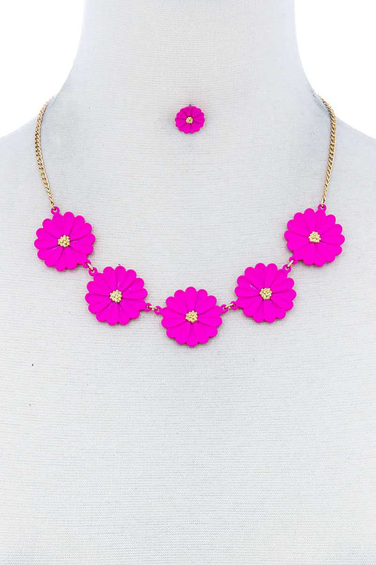Conjunto de collar y pendientes con flores tiernas y adorables de moda