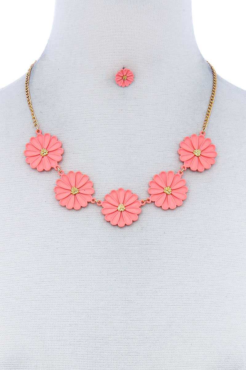 Ensemble collier et boucles d'oreilles à fleurs tendres et mignonnes à la mode