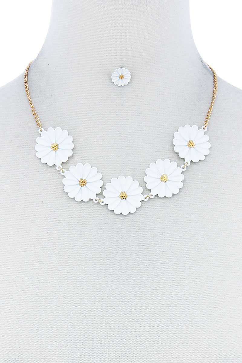 Ensemble collier et boucles d'oreilles à fleurs tendres et mignonnes à la mode