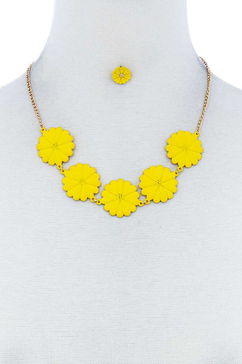 Ensemble collier et boucles d'oreilles à fleurs tendres et mignonnes à la mode