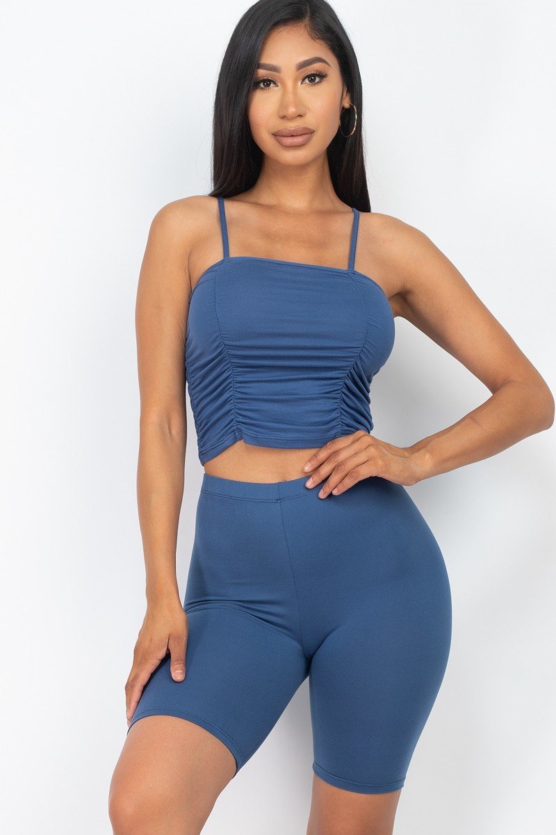 Conjunto de top sin mangas fruncido con tirantes y pantalones cortos estilo ciclista