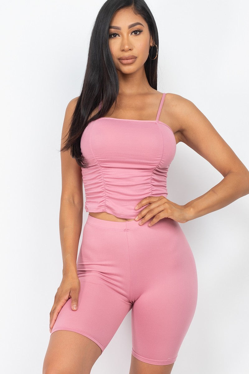 Conjunto de top sin mangas fruncido con tirantes y pantalones cortos estilo ciclista