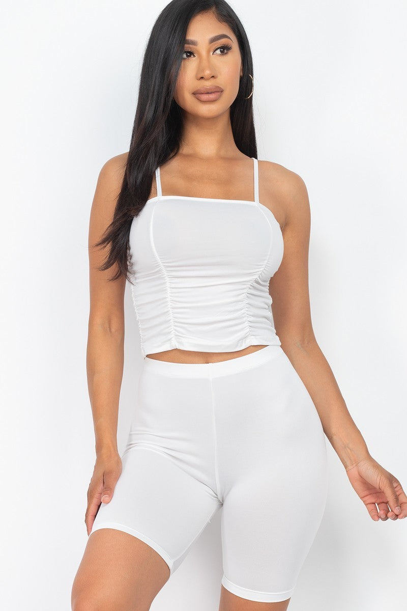 Conjunto de top sin mangas fruncido con tirantes y pantalones cortos estilo ciclista