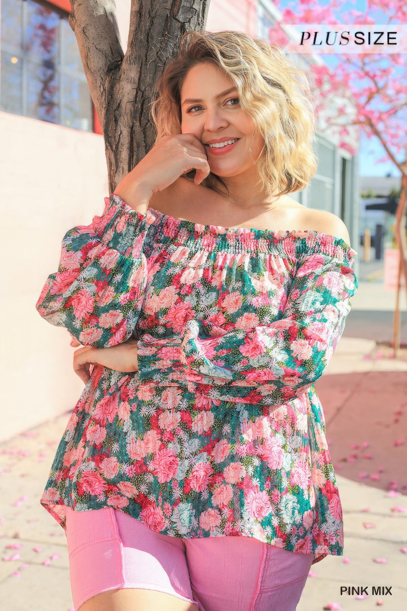 Blusa de manga larga con hombros descubiertos, dobladillo asimétrico y estampado floral transparente