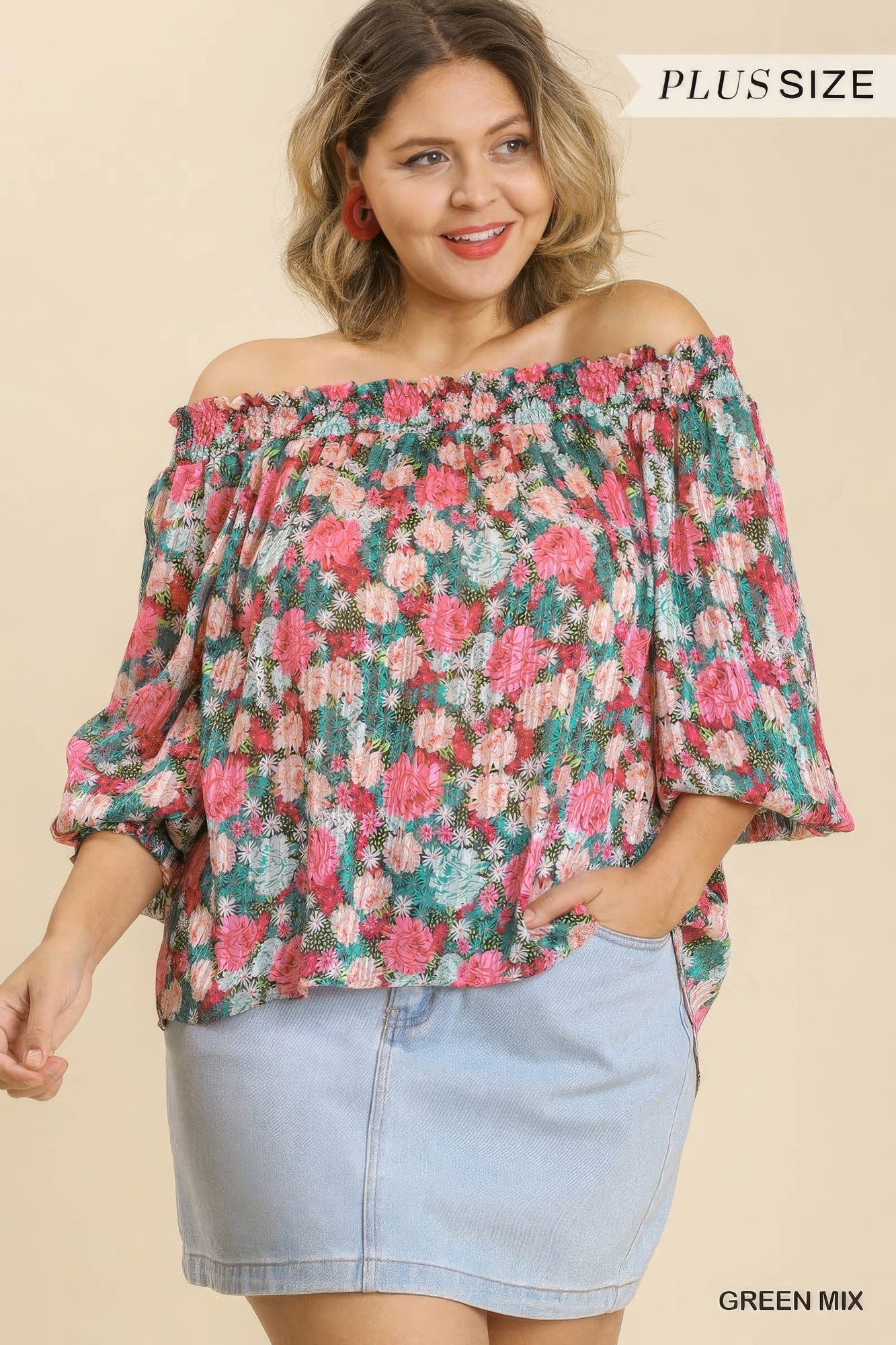 Blusa de manga larga con hombros descubiertos, dobladillo asimétrico y estampado floral transparente