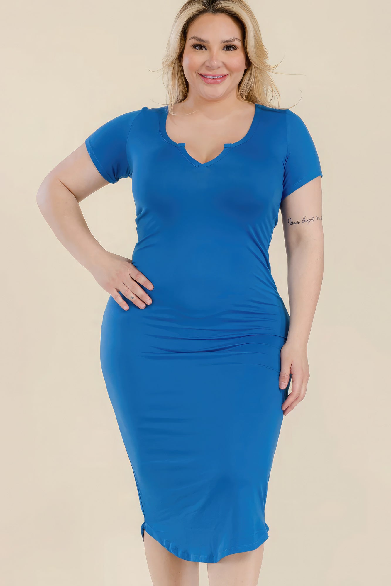 Robe mi-longue moulante à col fendu grande taille