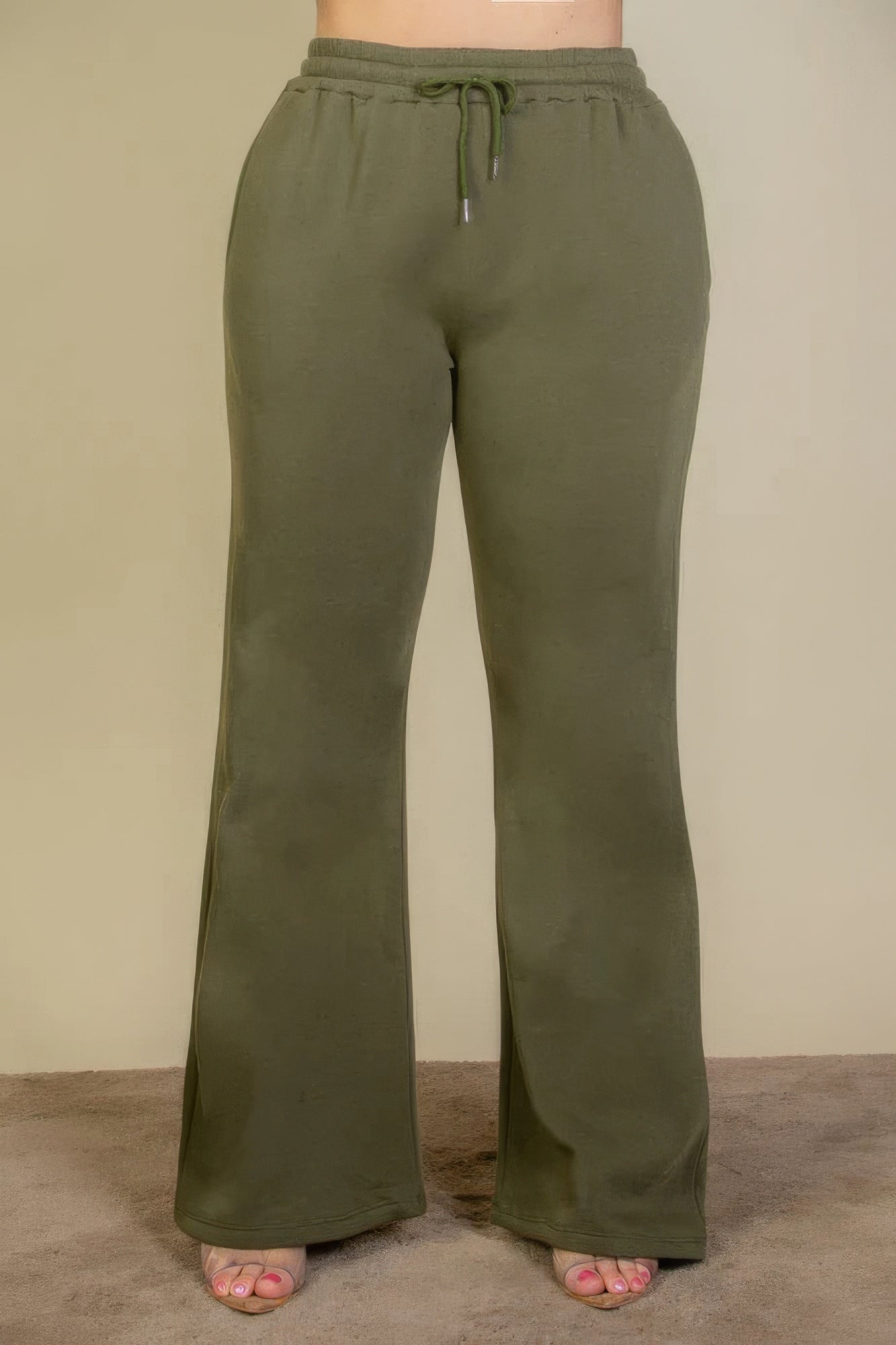 Pantalones deportivos con bolsillos inclinados y cintura con cordón ajustable de talla grande