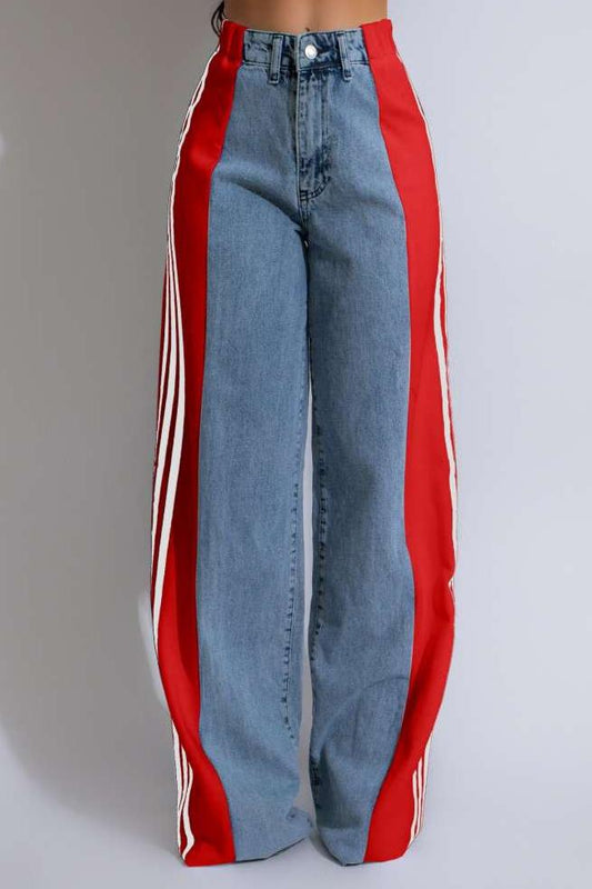 Jean large à rayures et blocs de couleurs en denim