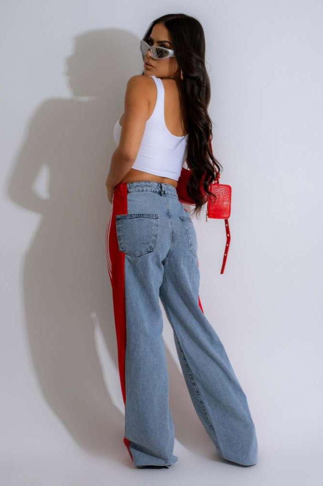Jean large à rayures et blocs de couleurs en denim