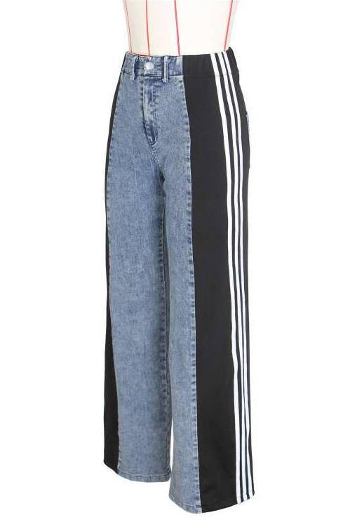 Jean large à rayures et blocs de couleurs en denim