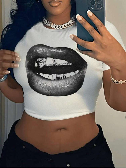 Camiseta corta con labios