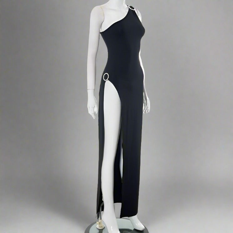 Vestido sin mangas con un solo hombro y dobladillo dividido con parches