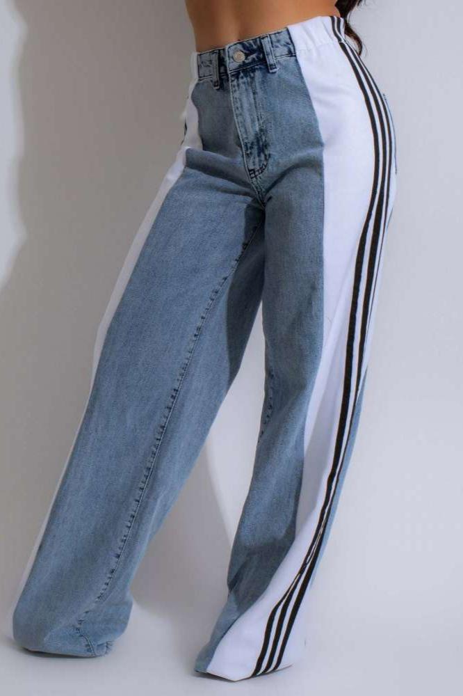 Jean large à rayures et blocs de couleurs en denim