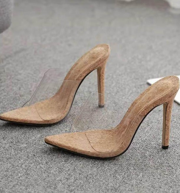 Tacones de madera transparentes con punta puntiaguda