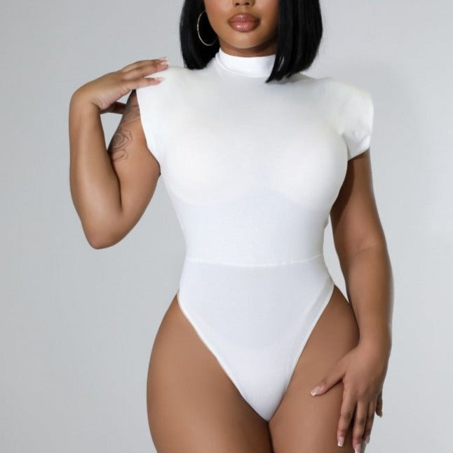 Conjunto de body y pantalones cortos con cuello alto