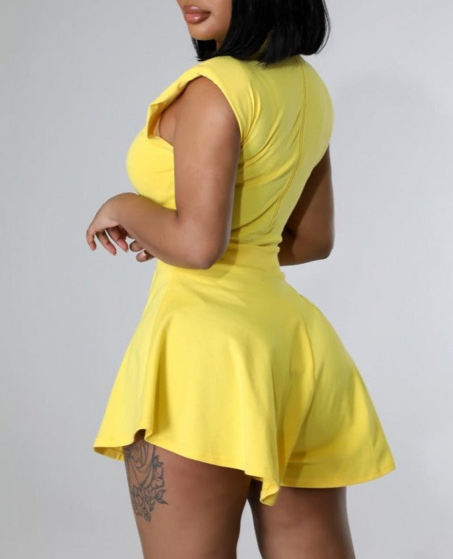 Conjunto de body y pantalones cortos con cuello alto