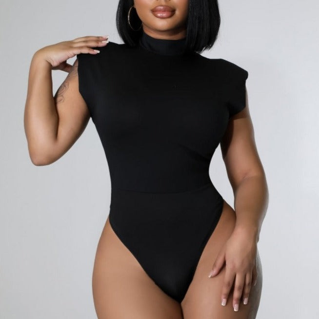 Conjunto de body y pantalones cortos con cuello alto