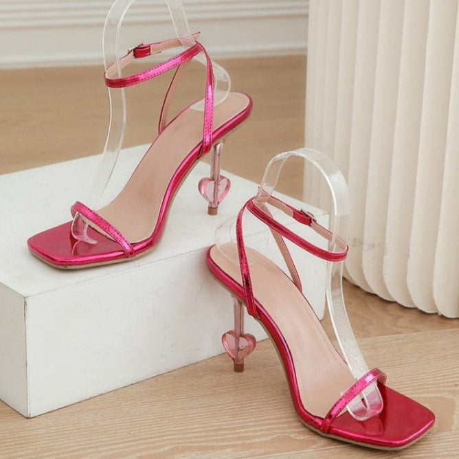 Tacones de aguja con tiras en el tobillo y forma de corazón