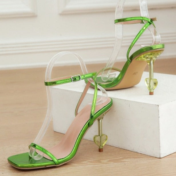 Tacones de aguja con tiras en el tobillo y forma de corazón